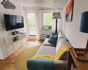 Et tv og/eller underholdning på Indivuduelle-Ferienwohnung-Mien-Kajuet