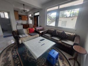 Una cocina o cocineta en Friendship Dorms Hostel 10 fotos más