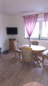 Телевизор и/или развлекательный центр в tillis ferienwohnung teschendorfersee