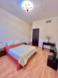 Ένα ή περισσότερα κρεβάτια σε δωμάτιο στο Rustaveli Grand Stay