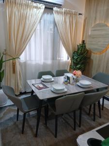 tavolo da pranzo con sedie, tavolo e specchio di Signature Apartments a Warri Altre 23 foto