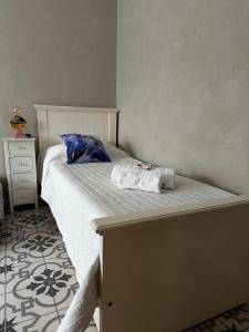 a bed with a towel on it in a bedroom at La Luján Ayres de Campo in Luján +37 photos