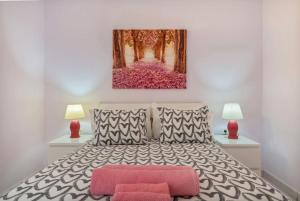 a bedroom with a large bed with two lamps at Rosa eden in La Asomada