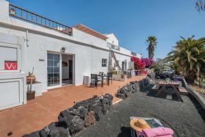 a patio with rocks in front of a building at Rosa eden in La Asomada