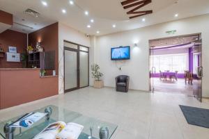 een lobby met een wachtkamer en een eetkamer bij Julia rooms in Sofia