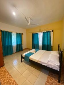 Ένα ή περισσότερα κρεβάτια σε δωμάτιο στο Diani Budget Homes