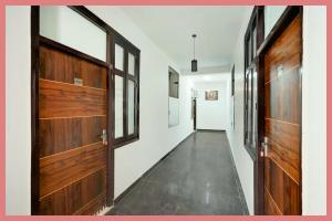 Φωτογραφία από το άλμπουμ του Hotel NP Residency Near - Sri Krishna Janmabhoomi Temple- Restaurant & Parking &Fully Air conditioning Luxuary Room - Top Rated Hotel In Mathura σε Mathura