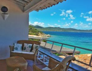 House On The Sea Porto Rotondo في بورتو روتوندو: شرفة منزل مطلة على المحيط