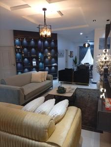 Una sala de estar con dos sofás y una mesa. en Signature Apartments, en Warri