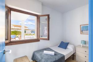 Giường trong phòng chung tại Es Barcares