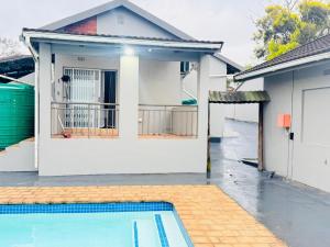 Swimmingpoolen hos eller tæt på Palms Guest House