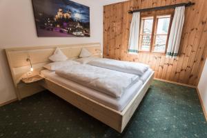 En eller flere senge i et værelse på Ferienhaus zur Hackenschmiede
