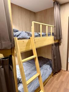 un par de literas en una habitación en A Lucky Hostel, en Hakuba