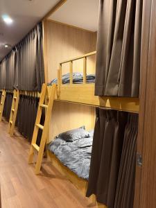 um quarto com três beliches e uma cama em A Lucky Hostel em Hakuba