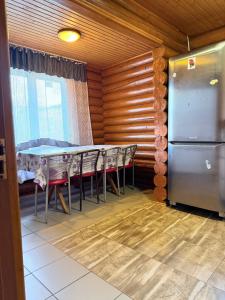 Сонячні Карпати2 في سلافسكي: غرفة طعام مع طاولة وثلاجة