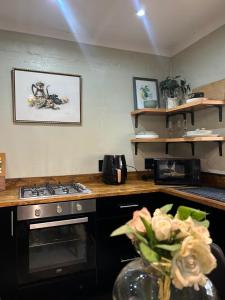 Køkken eller tekøkken på Kloof Blackwood Cottage Modern Studio + 14 billeder