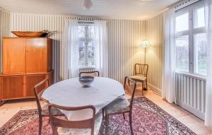 uma sala de jantar com mesa e cadeiras em Awesome Home In Frändefors em Frändefors
