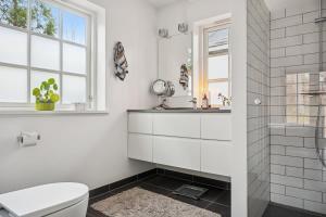 Koupelna v ubytování Beach Access Holiday Home in Hornbaek