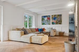 Posezení v ubytování Beach Access Holiday Home in Hornbaek + 29 fotografií