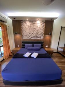 Postel nebo postele na pokoji v ubytování Nucifera Hotel Tambunan