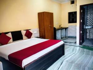 Кровать или кровати в номере Hotel Pyaremohan