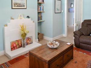 een woonkamer met een salontafel en een bank bij Pax in St Margarets at Cliff