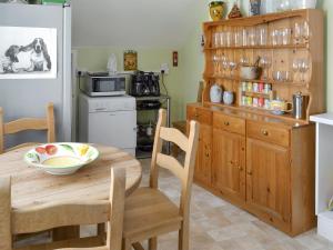 een keuken met een houten tafel en een kom erop bij Pax in St Margarets at Cliff