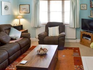 een woonkamer met twee banken en een salontafel bij Pax in St Margarets at Cliff