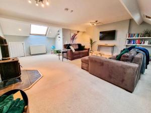 a living room with two couches and a tv at Jack's House- Uk40741 in Tywyn