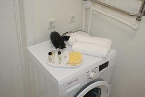 eine weiße Waschmaschine und ein Trockner im Bad in der Unterkunft Смарт-квартира in Bucha
