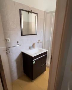 une salle de bains avec un lavabo et un miroir dans l'établissement QUINTA DAS TEIMOSAS by Stay in Alentejo, à Cercal