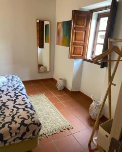 Cette chambre dispose d'un escalier et d'un miroir. dans l'établissement QUINTA DAS TEIMOSAS by Stay in Alentejo, à Cercal