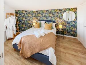 ein Schlafzimmer mit einem Bett mit Handtüchern darauf in der Unterkunft The Rabbit Hole - Uk50123 in Bodelwyddan