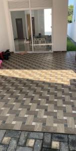 uma sala de estar com piso de ladrilho xadrez em Kaushi Home em Kottawa