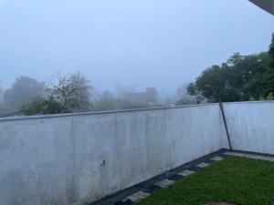 uma cerca branca com um gramado verde atrás dela em Kaushi Home em Kottawa