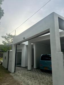 um carro está estacionado dentro de uma garagem em Kaushi Home em Kottawa