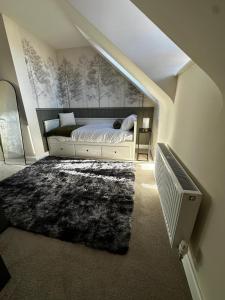una camera con letto e tappeto di Olive Tree House a Edwinstowe Altre 18 foto