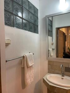 ein Badezimmer mit Waschbecken und Spiegel in der Unterkunft Rural stay Baan mea pen in Ban Pang Mung + 57 Fotos