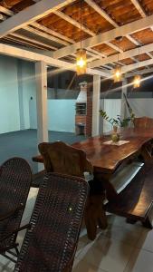 Piranhas casa de temporada في ببرانا: طاولة وكراسي خشبية في الغرفة