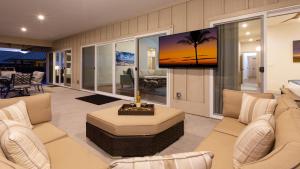 O zonă de relaxare la ❤PiH❤ Adventure Awaits Villa Private Pool Free Resort Passes Family Fun