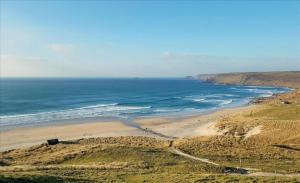 een luchtfoto van een strand met de oceaan bij Finest Retreats - The Barn at St Just in St Just