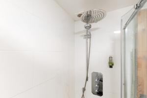 een douche met een douchekop in een badkamer bij Finest Retreats - The Barn at St Just in St Just +9 foto's
