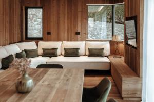 un salon avec un canapé blanc et une table dans l'établissement Appartamenti Olympic, à Santa Cristina Valgardena