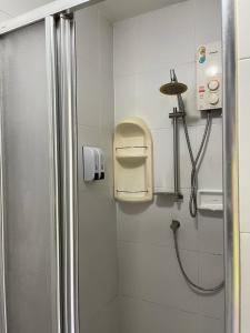 een badkamer met een douchecabine en een douche bij studio123 at Changwattana in Ban Bang Phang