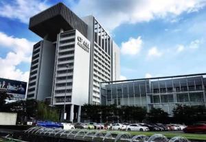 een groot gebouw met auto's ervoor geparkeerd bij studio123 at Changwattana in Ban Bang Phang