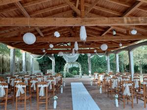 un set para una boda en un pabellón con mesas y sillas en Hotel Conde, en Taboadela
