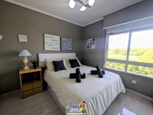 Postel nebo postele na pokoji v ubytování Sunny 2 Bedroom Apartment with Rooftop Solarium and Golf Views VM84