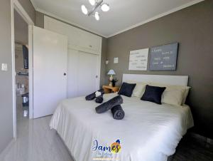 Postel nebo postele na pokoji v ubytování Sunny 2 Bedroom Apartment with Rooftop Solarium and Golf Views VM84