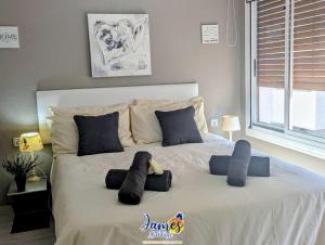 Postel nebo postele na pokoji v ubytování Sunny 2 Bedroom Apartment with Rooftop Solarium and Golf Views VM84