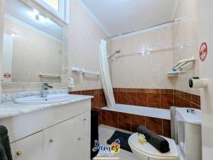 Koupelna v ubytování Sunny 2 Bedroom Apartment with Rooftop Solarium and Golf Views VM84